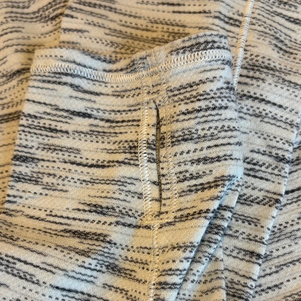 Lululemon Athletica Gray and White Patterned Long Sleeve Tee - Picture 2 of 4